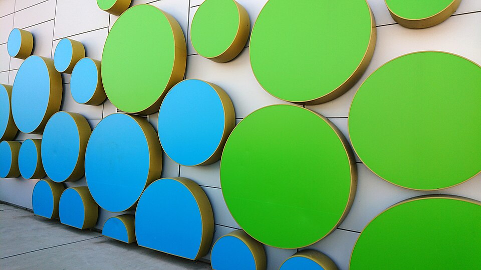 Modern alışveriş merkezi dış cephesi